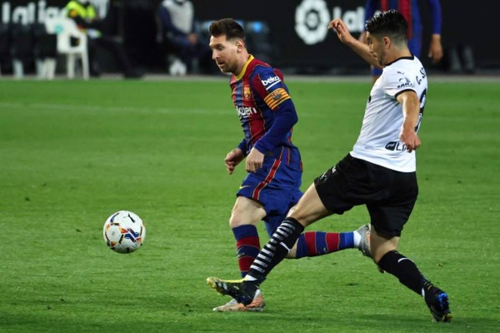 Messi marcó doblete y mantiene vivo al Barcelona en la Liga de España en la sufrida remontada ante Valencia