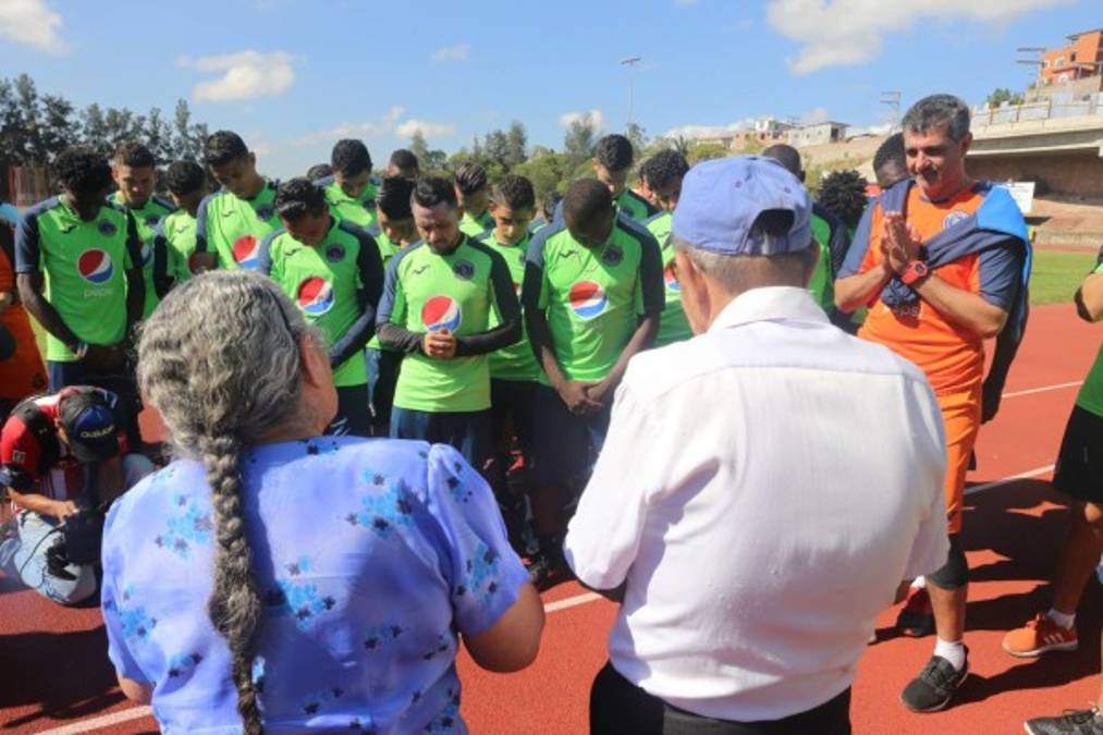 Abuelos llegan al entrenamiento de Motagua a darle la bendición para la ganar la copa 16