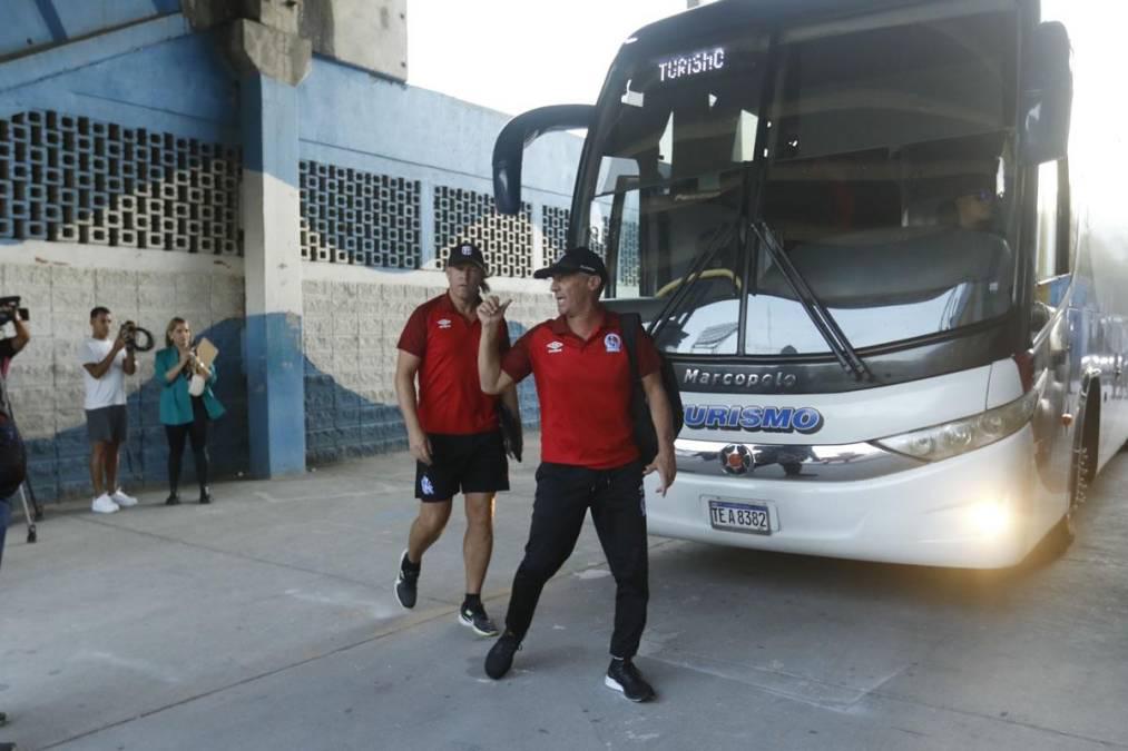 NO SE VIO EN TV: Feo gesto de  Moya a Troglio, la modelo que reapareció y lo insólito que pasó en el Real España - Olimpia