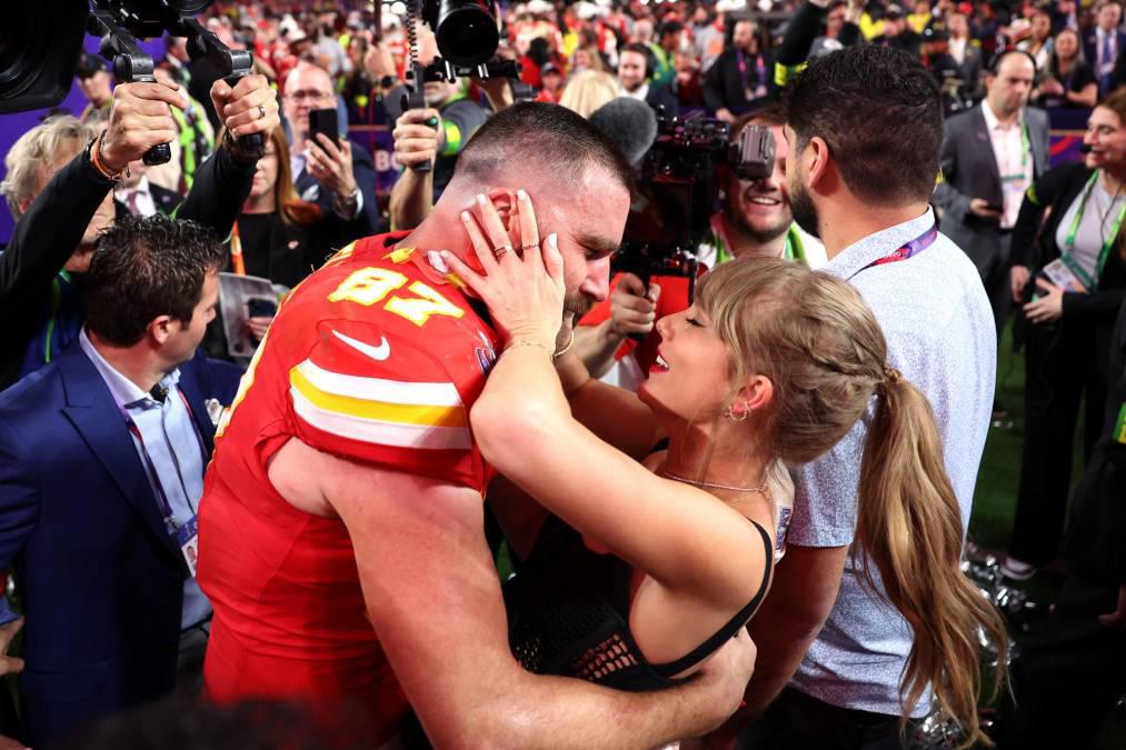 Así fue el derroche de amor entre Taylor Swift y Travis Kelce tras el Super Bowl; Donald Trump arremetió contra la cantante