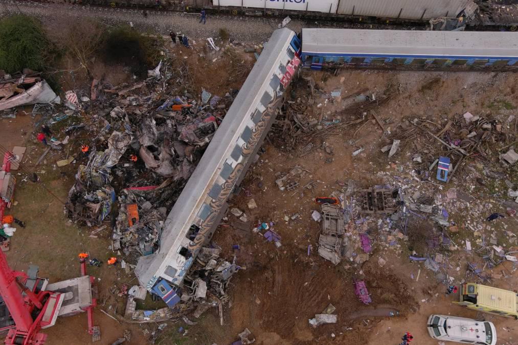 Las fotos del brutal choque de trenes en Grecia: el motivo del accidente y murieron 36 personas