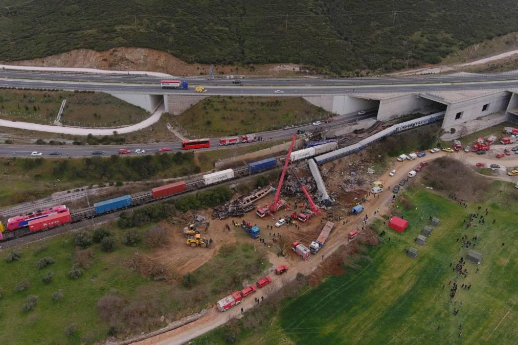 Las fotos del brutal choque de trenes en Grecia: el motivo del accidente y murieron 36 personas