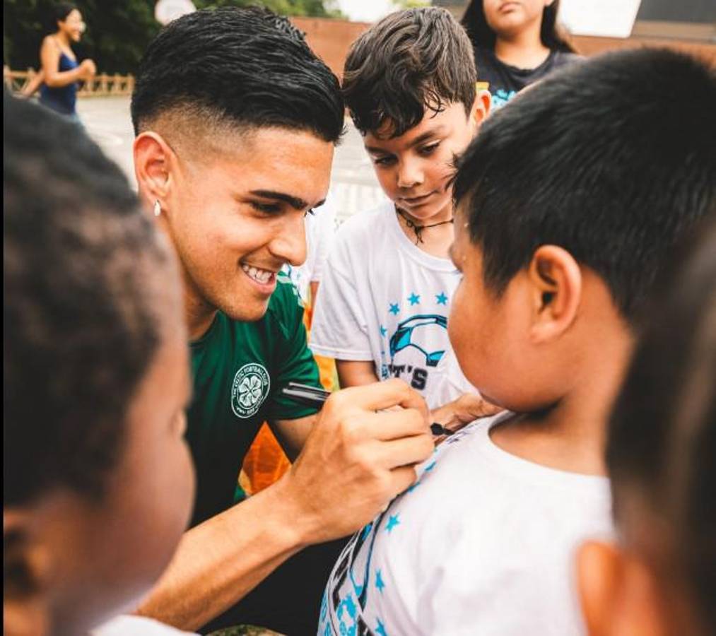 El hondureño Luis Palma visita la Casa Blanca y desata la locura de niños en la gira del Celtic en Estados Unidos