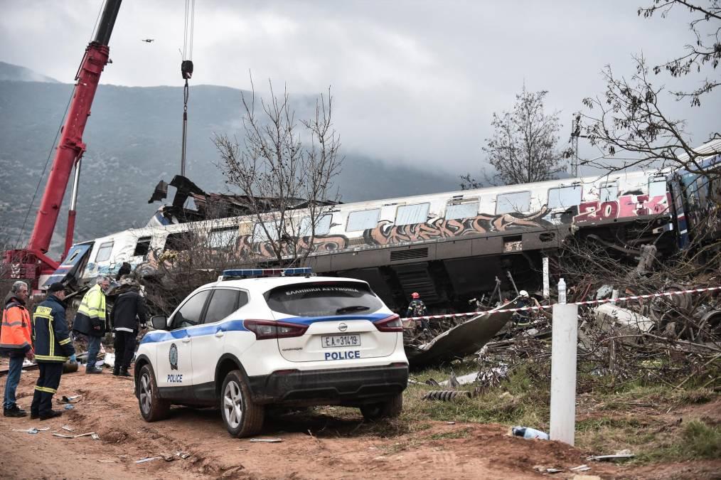 Las fotos del brutal choque de trenes en Grecia: el motivo del accidente y murieron 36 personas