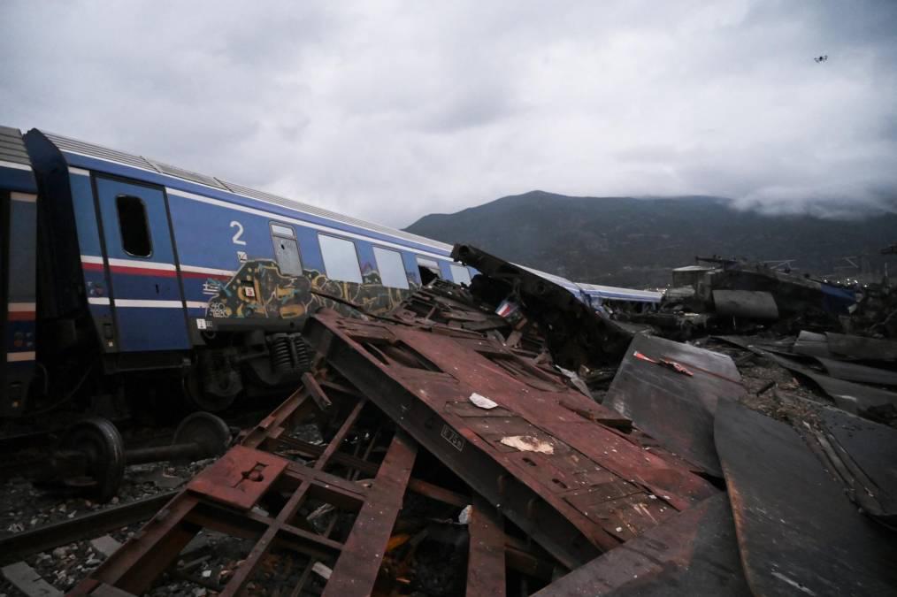 Las fotos del brutal choque de trenes en Grecia: el motivo del accidente y murieron 36 personas