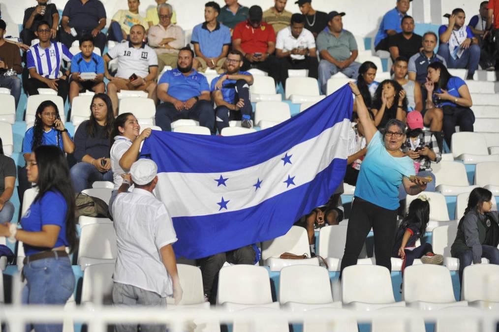 La futbolista que conmovió con sus hijos, jugador del Olimpia presente y belleza en el Honduras - Nicaragua