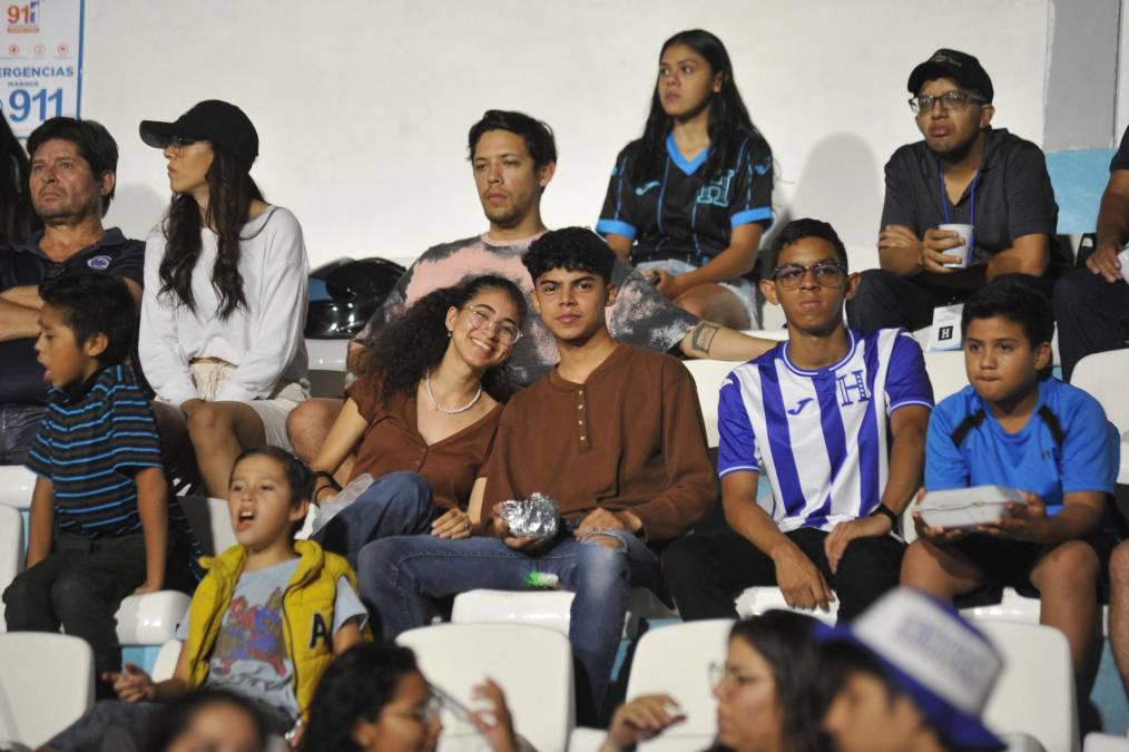 La futbolista que conmovió con sus hijos, jugador del Olimpia presente y belleza en el Honduras - Nicaragua