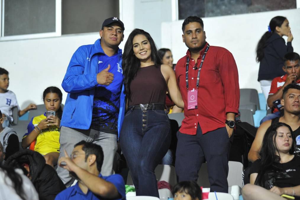 La futbolista que conmovió con sus hijos, jugador del Olimpia presente y belleza en el Honduras - Nicaragua