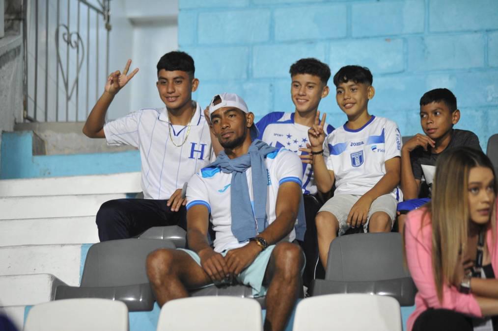 La futbolista que conmovió con sus hijos, jugador del Olimpia presente y belleza en el Honduras - Nicaragua