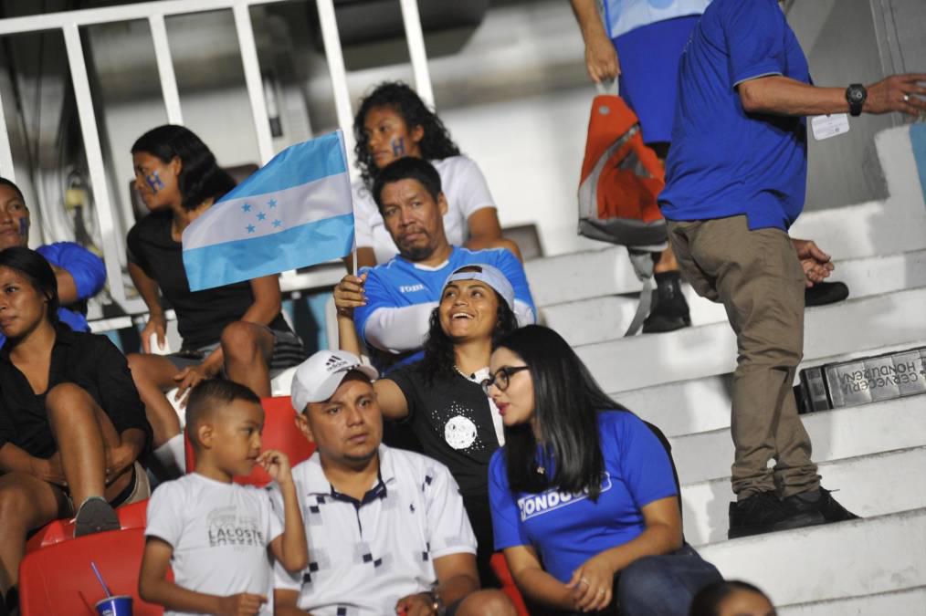 La futbolista que conmovió con sus hijos, jugador del Olimpia presente y belleza en el Honduras - Nicaragua