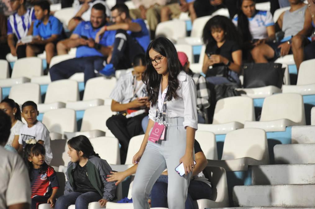 La futbolista que conmovió con sus hijos, jugador del Olimpia presente y belleza en el Honduras - Nicaragua