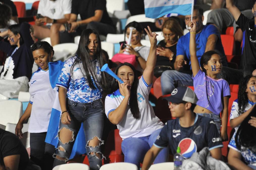 La futbolista que conmovió con sus hijos, jugador del Olimpia presente y belleza en el Honduras - Nicaragua