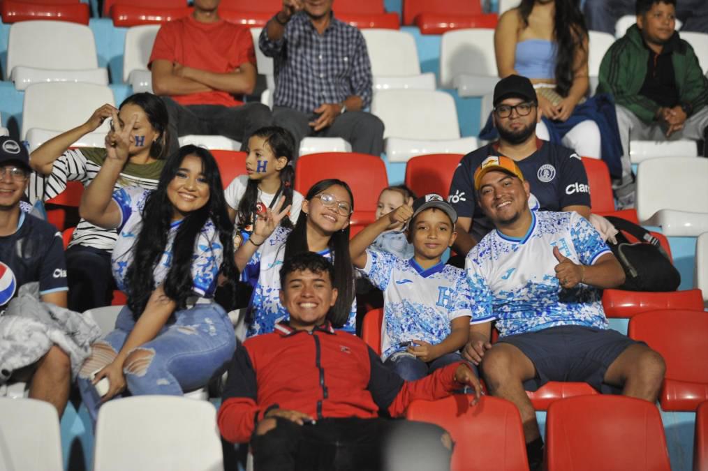 La futbolista que conmovió con sus hijos, jugador del Olimpia presente y belleza en el Honduras - Nicaragua