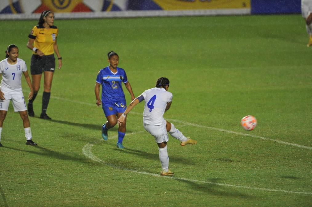La futbolista que conmovió con sus hijos, jugador del Olimpia presente y belleza en el Honduras - Nicaragua
