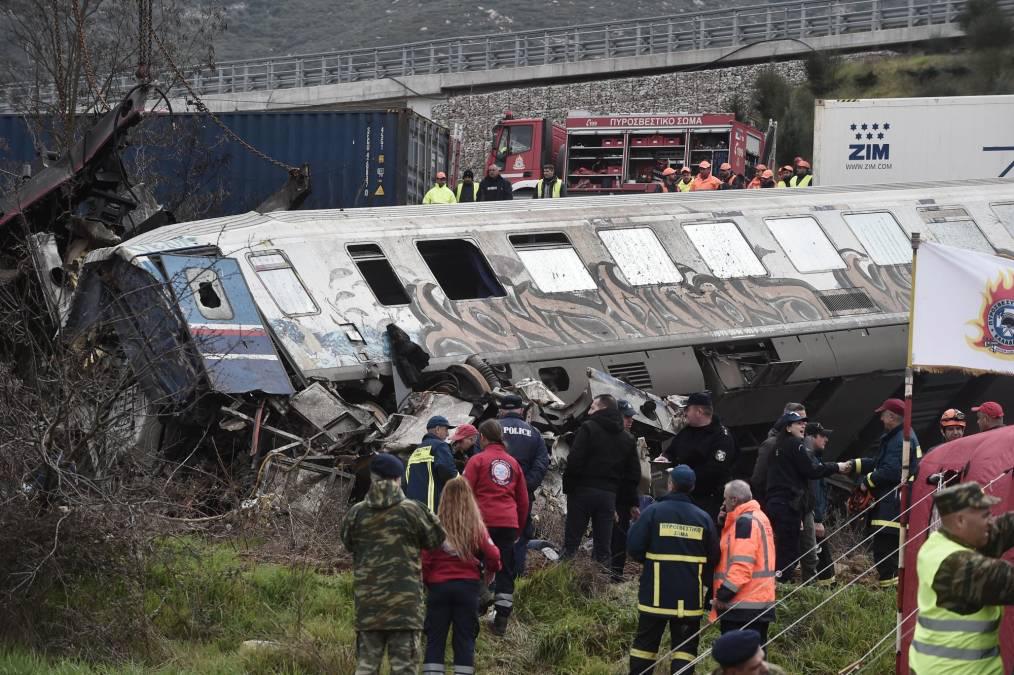 Las fotos del brutal choque de trenes en Grecia: el motivo del accidente y murieron 36 personas