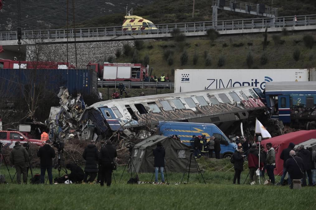 Las fotos del brutal choque de trenes en Grecia: el motivo del accidente y murieron 36 personas