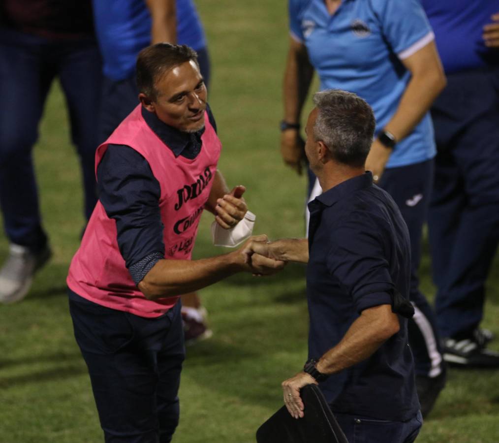 Pablo Lavallén se saluda con Hernán Medina tras quedar eliminado ante Motagua en la semifinal del Torneo Clausura 2021-22.
