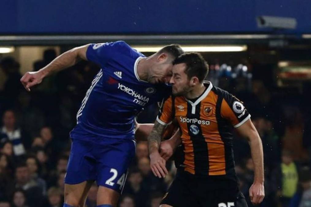 Terrible: El fuerte choque de cabezas que fracturó al jugador Ryan Mason