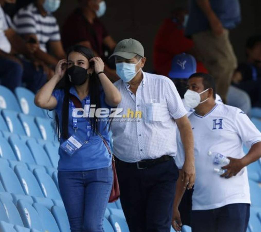 ¿Quién es la rubia? Las hermosas catrachas que adornan el Honduras vs. Costa Rica en el Olímpico