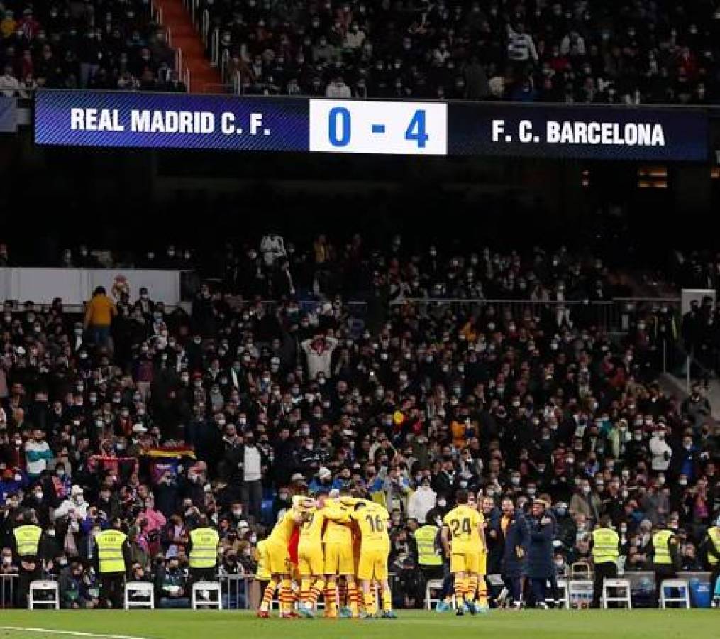 FOTOS: El abrazo de Xavi a Vinicius, Piqué defiende a Ter Stegen de un encontronazo y la famosa cantante en el Real Madrid-Barcelona