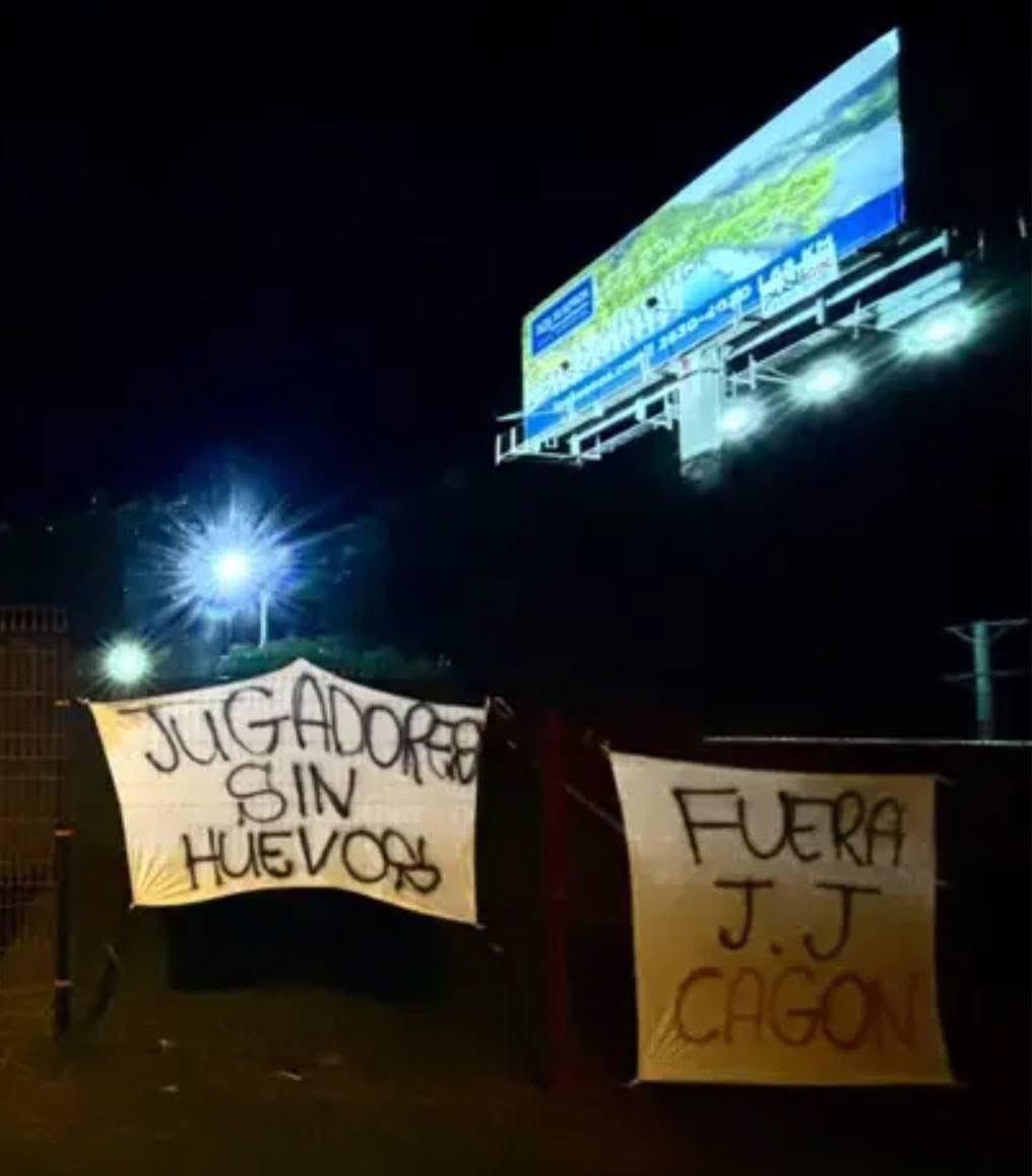 ¡Guerra en Alajuelense! Les dejan carteles amenazantes antes de viajar a Honduras
