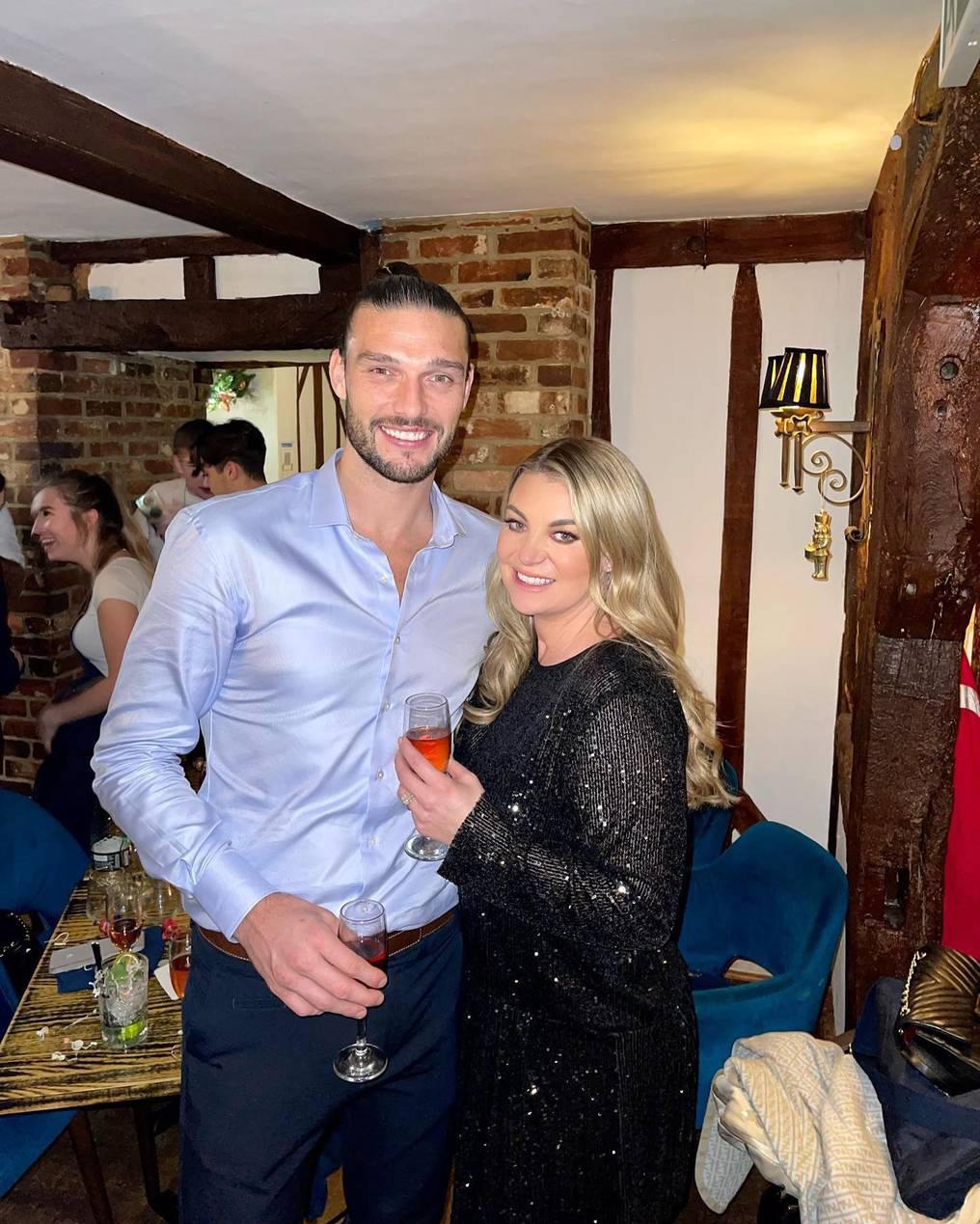 Escándalo: Filtran fotos de jugador inglés con dos mujeres en la cama días antes de su boda y revela lo qué pasó