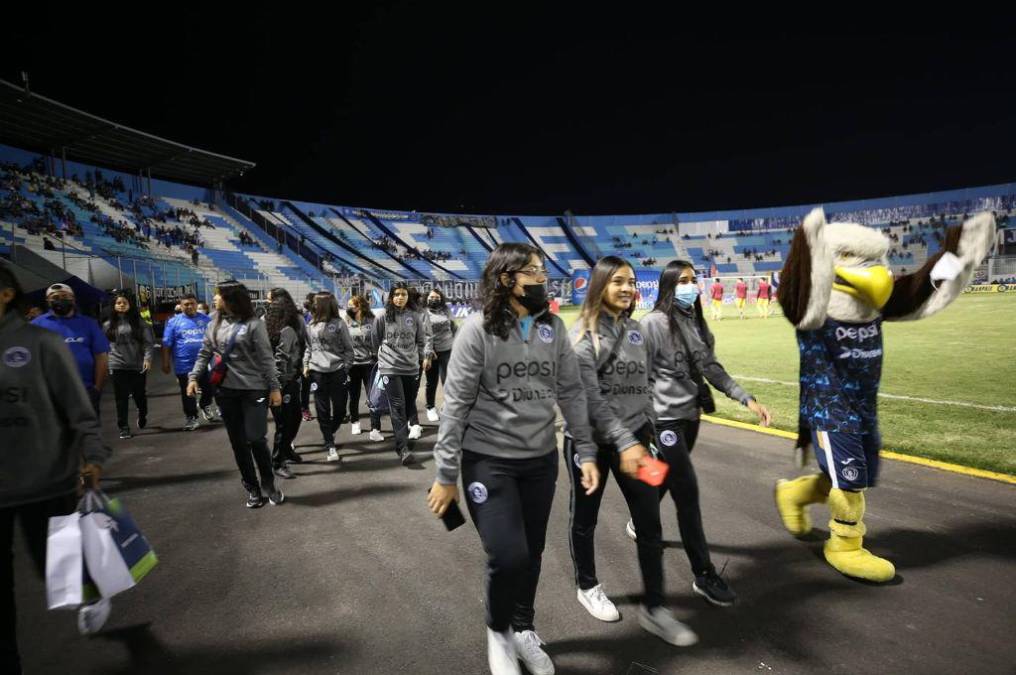 NO SE VIO EN TV: Los estadios estuvieron adornados con mujeres hermosas, la expulsión de Vargas y la celebración de Pedro Báez