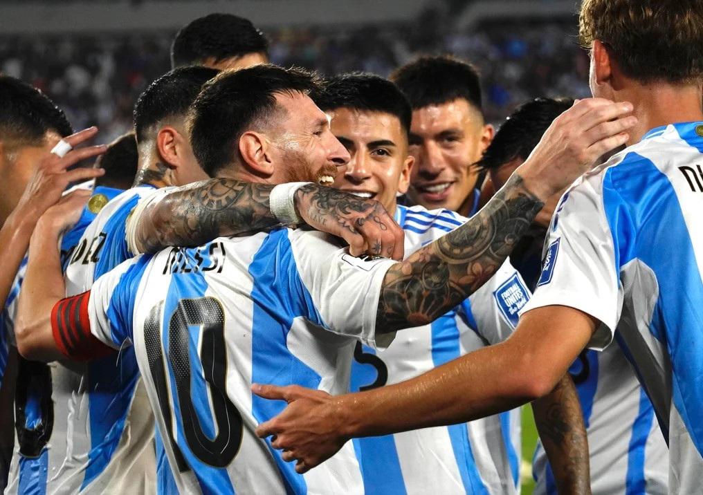 El motivo por el que Messi no se llevó la pelota tras el hattrick con Argentina: quién la tiene y el mensaje de Antonela
