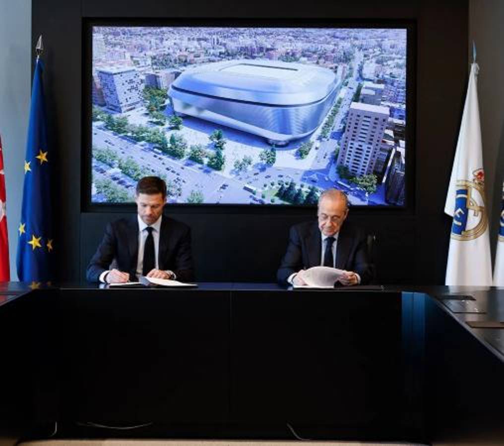 Así fue presentado Xabi Alonso como nuevo técnico del Real Madrid: acompañado por su esposa y el contrato que firmó