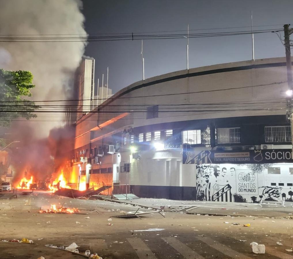 Drama en Brasil: Santos descendió y sus aficionados incendiaron las calles de la ciudad y el carro de un jugador