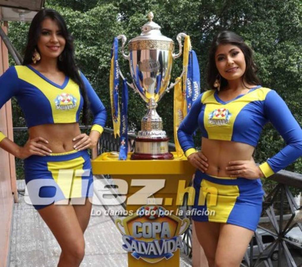 FOTOS: Clara y Bella, las muñecas que adornaron la Copa de campeón