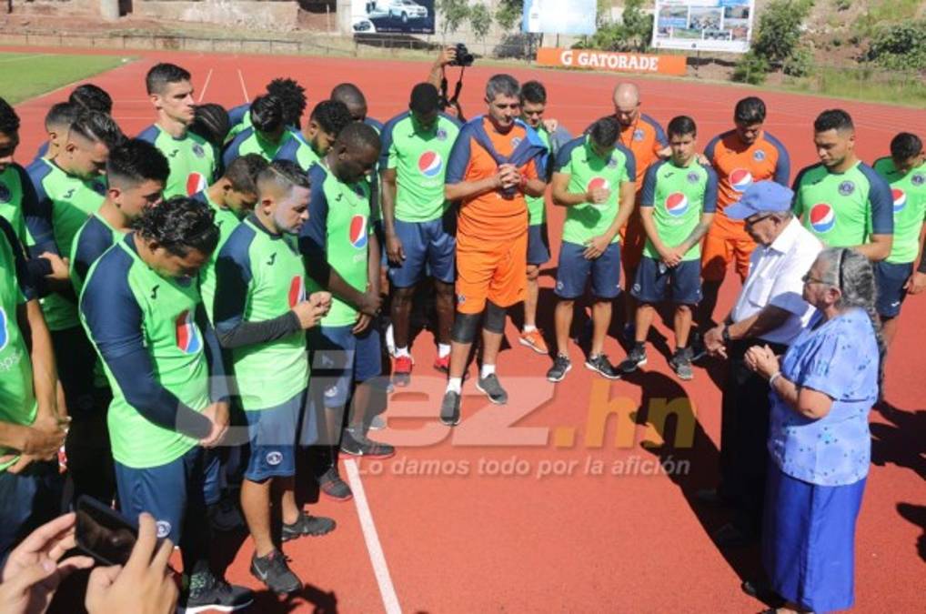 Abuelos llegan al entrenamiento de Motagua a darle la bendición para la ganar la copa 16