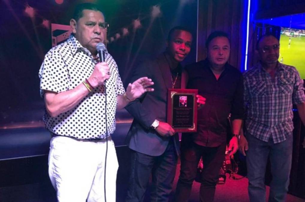 Admirable: Josec 'Escorpión' Ruiz recibe premio por destacar fuera del país