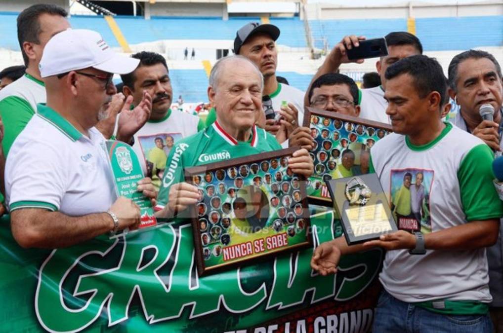 Marathón rinde homenaje a Chelato Uclés previo al clásico ante Motagua