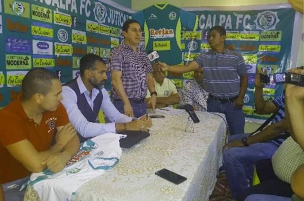 Robert Lima fue presentado en Juticalpa y firmó contrato por un año