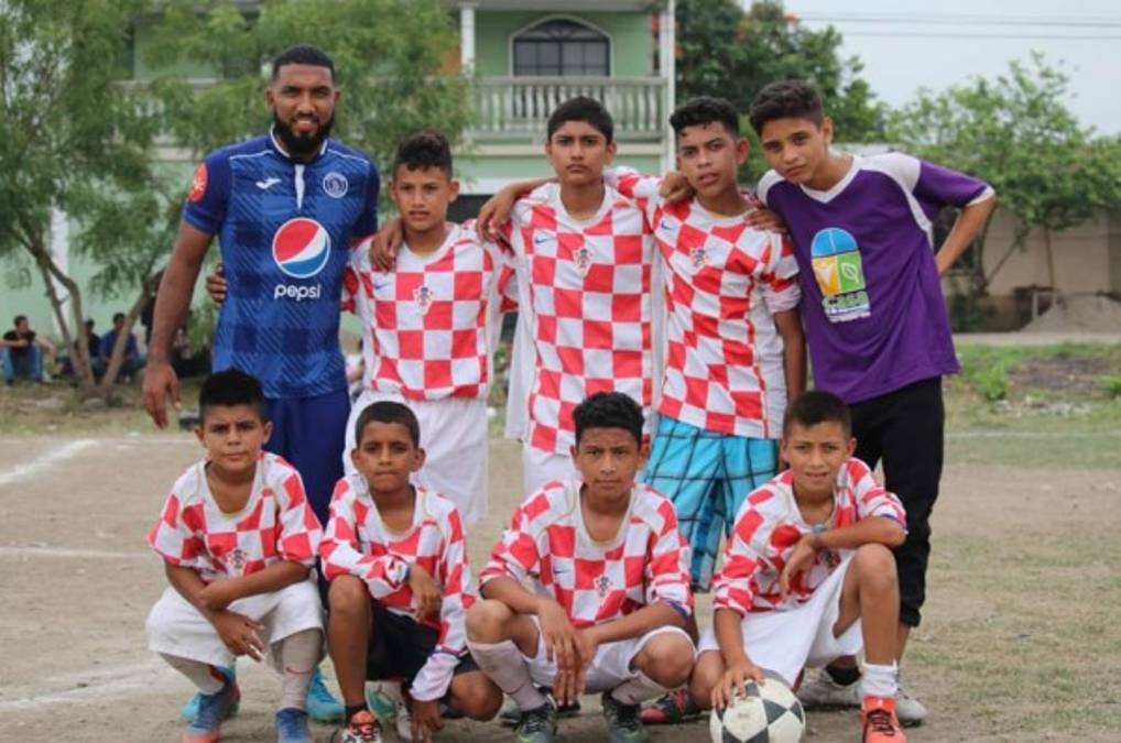 Reinieri Mayorquín comparte con jóvenes de la colonia Rivera Hernández