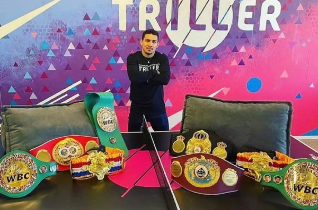 Teófimo López presumió sus cinturones en las oficinas de Triller, la compañía con los derechos de su próxima pelea
