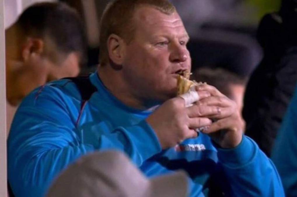 ¡El arquero del Sutton renunció por un sandwich!