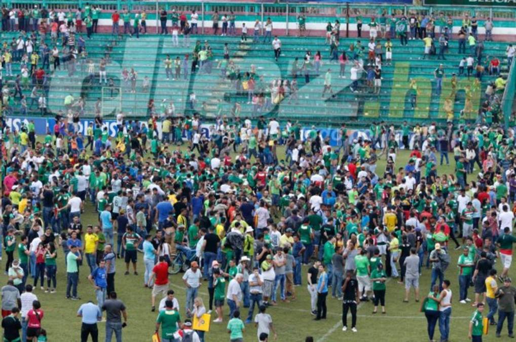 Caos en el Yankel Rosenthal al final del clásico entre Marathón y Real España