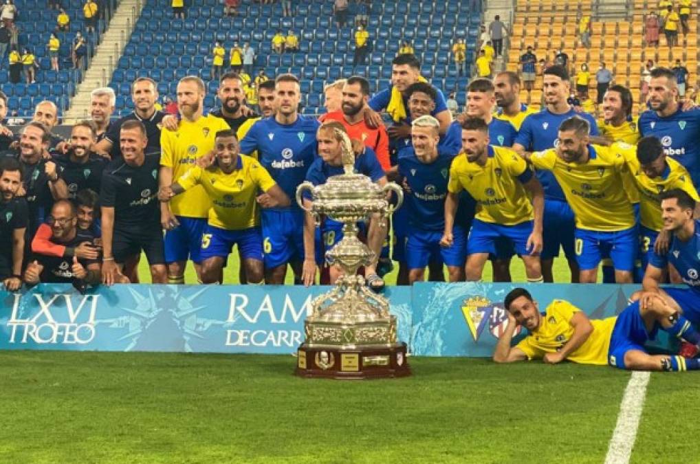 ¡Cádiz y Choco Lozano vencen al Atlético desde la tanda de penales y levantan el Trofeo de Carranza!