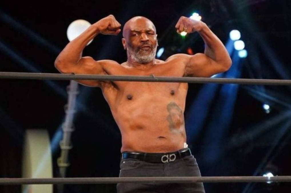 Mike Tyson le da una cátedra de boxeo a Roy Jones en una pelea de exhibición