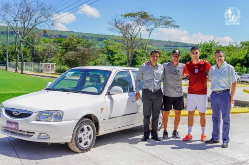 Como de costumbre: Pedro Troglio y Rafa Villeda rifan un vehículo en el plantel del Olimpia y Johnny Leverón fue el ganador