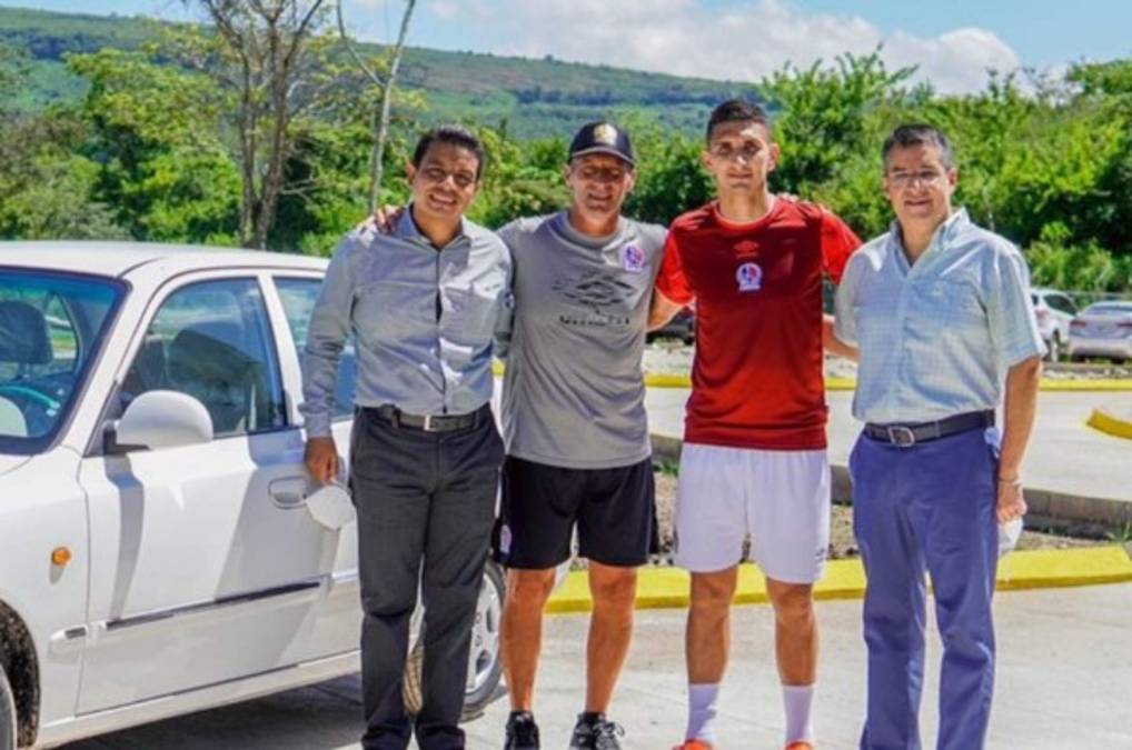 Como de costumbre: Pedro Troglio y Rafa Villeda rifan un vehículo en el plantel del Olimpia y Johnny Leverón fue el ganador