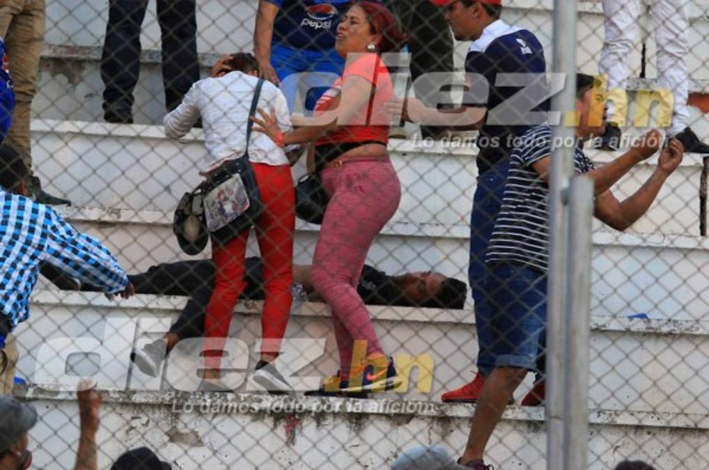 Aficionado rueda por las gradas del Nacional tras pelearse con otro seguidor