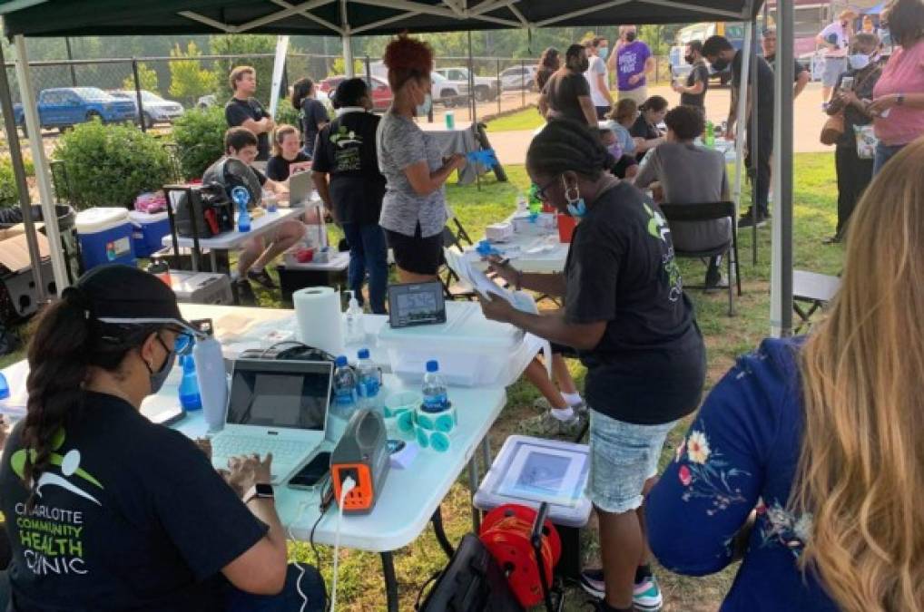 Hondureños reciben vacuna anticovid-19 en la antesala del Motagua vs. Olimpia en Charlotte