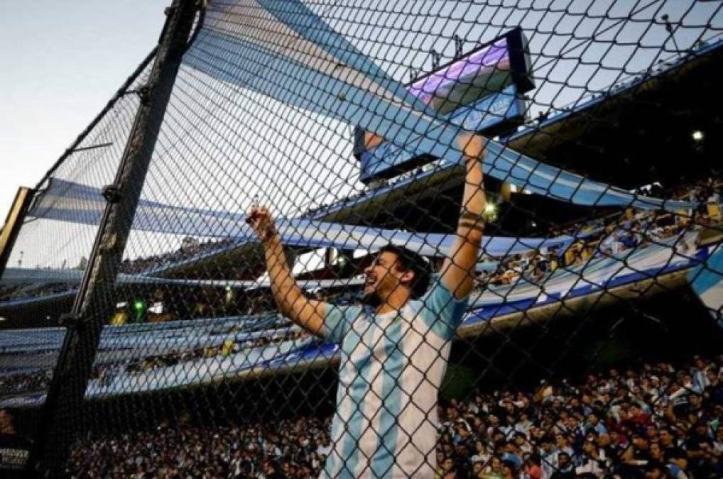 Aficionados de Boca le cantan a River Plate Previo al partido Argentina-Perú
