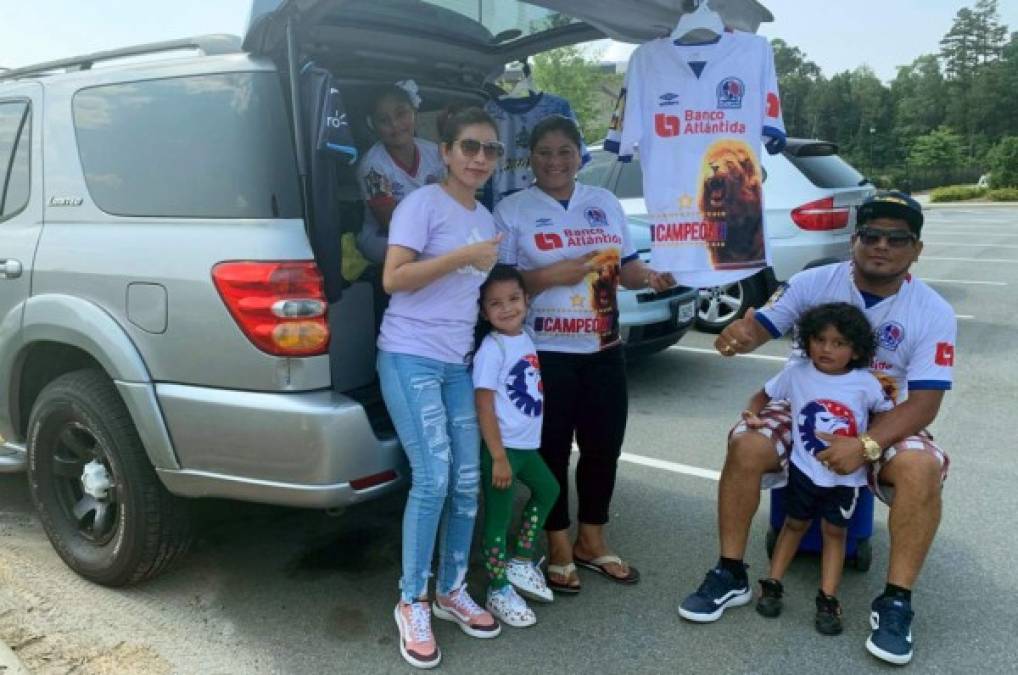 Hondureños reciben vacuna anticovid-19 en la antesala del Motagua vs. Olimpia en Charlotte