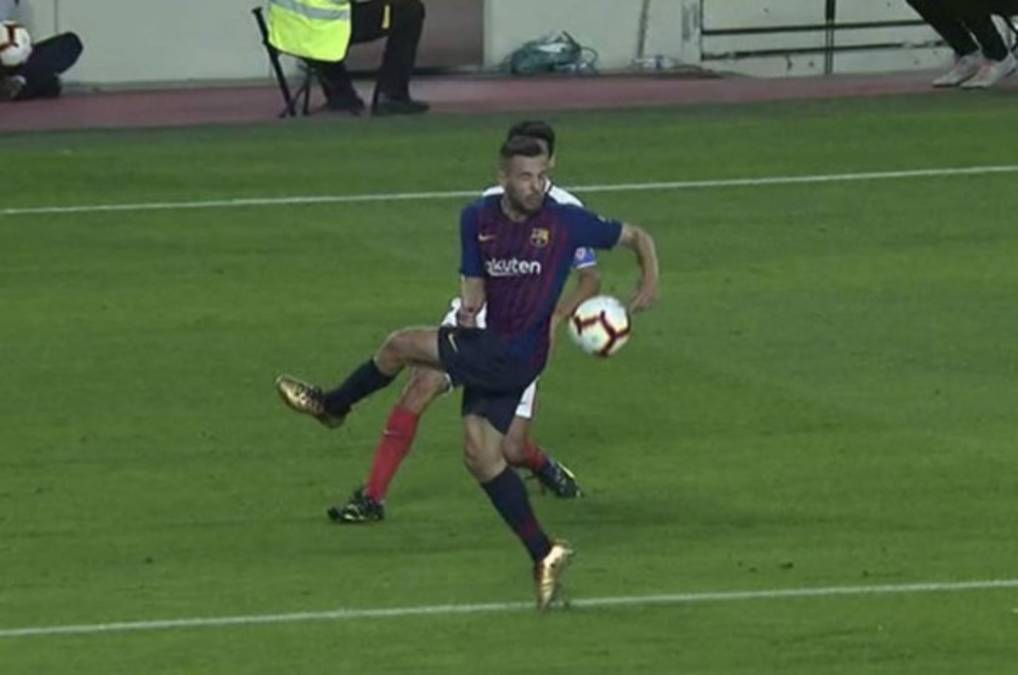 La polémica mano penal que el VAR no le concedió al Sevilla ante Barça