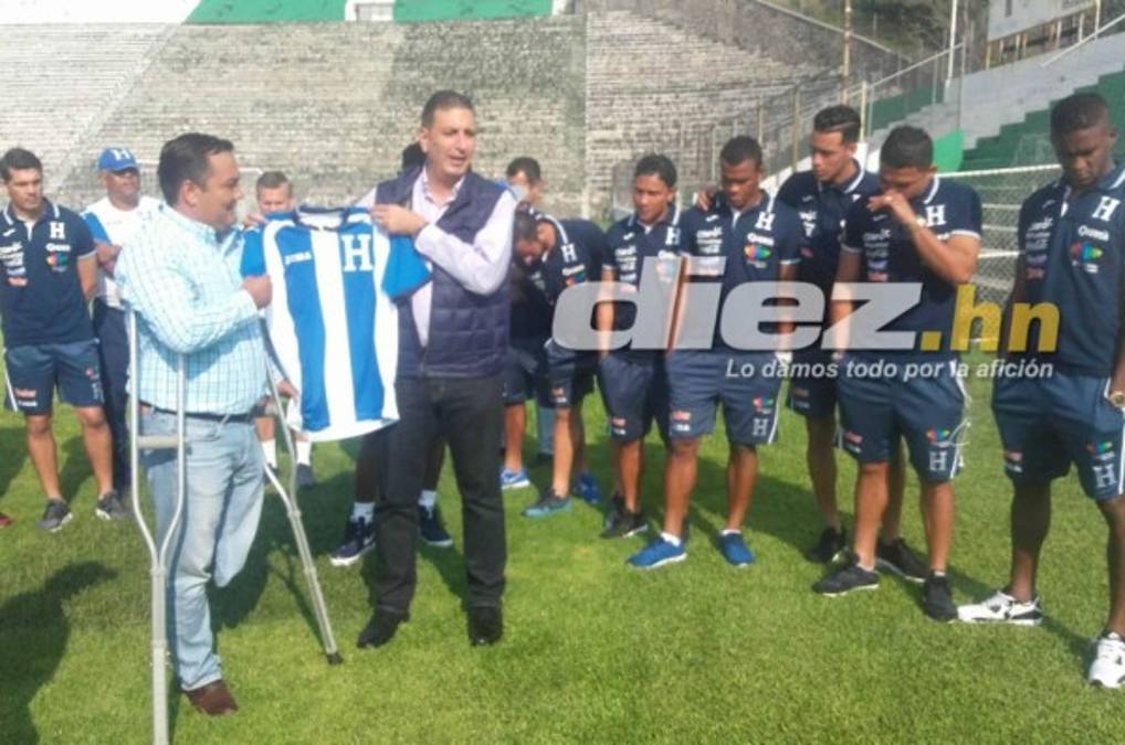 Alcalde de Xochitepec entrega botella de tequila a Jorge Luis Pinto