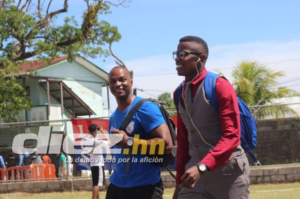 Portero del Galaxy llegó al juego contra Olimpia vestido de saco y corbata